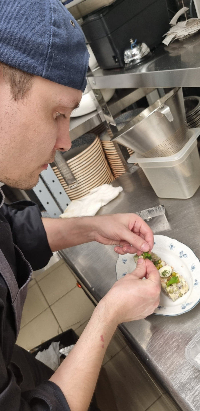 Украшаю салат оливье, готовлю к подаче.