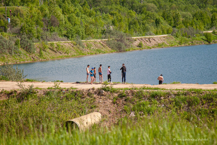 Ребята на дамбе на реке Кунья
