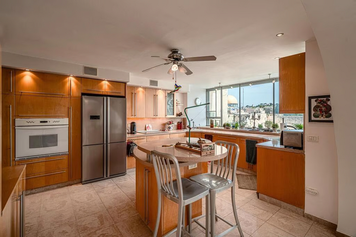 Кошерная кухня в квартире (Фото: Гилад Порат, Israel Sotheby's Realty)