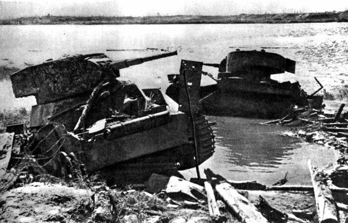 Подбитые советские лёгкие танки на побережье Невского пятачка. Скорее всего их оттащили с передовой и хотели отремонтировать.