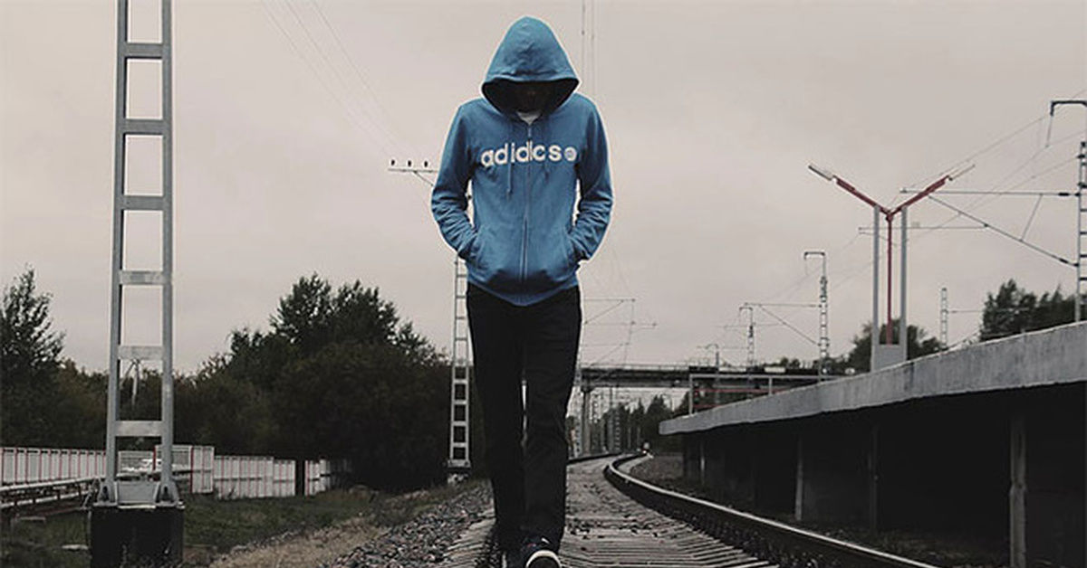 Travelling by train. Парень на железной дороге. Люди на вокзале. Парень на железной дороге. Пацан на рельсах.