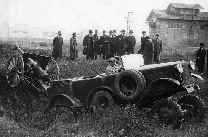 Berliet VPB с тремя равноразнесёнными осями и колёсной формулой 6х6. Проиграв в феврале 1925 года конкурс французской армии на штабной вездеход, фирма Марьюса Берлье тотчас попыталась втюхать неудачную машину… кому? Правильно — полякам!