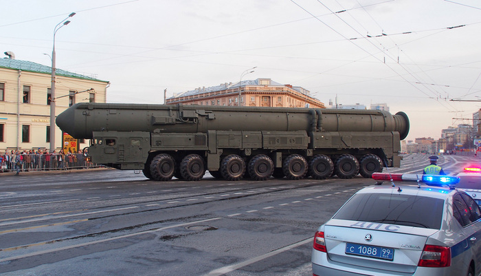 Апофеоз полноприводных технологий — подвижный грунтовый ракетный комплекс «Тополь-М» на шасси МЗКТ-79221. Колёсная формула 16х16, три передние и три задние оси управляемые. Радиус поворота — около 18 м.