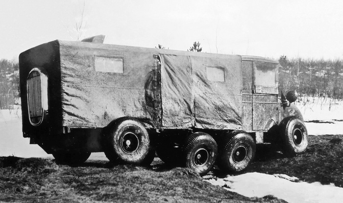 Макет 8х8 Военной академии механизации и моторизации РККА имел заднемоторную компоновку. Сзади под брезентом находился экспериментальный советский 6‑цил. дизель «КоДжу» мощностью 87 л. с. Радиатор, судя по форме, заимствовали у Buick. А кабину — от АМО-3.