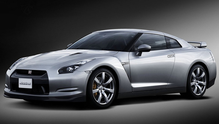 Популярный среди московских торговцев мандаринами Nissan GT-R отличается самой оригинальной полноприводной трансмиссией в мире — ATTESA E-TS. Выпускается с 2007 года. Сделано уже более 40 000 штук — это один из лучших результатов среди спорткаров в мире.