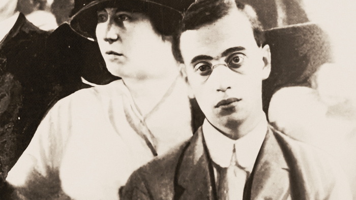   -  1915   ͨ  -  1986   