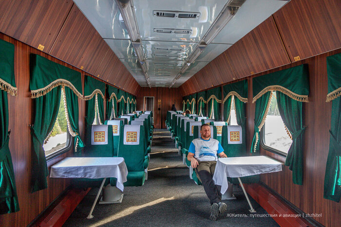 Тут несколько кресел убрали, чтобы организовать свадьбу