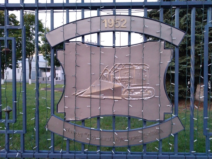 Кусторез Д-174А предназначался для расчистки площадей от кустарников и мелколесья диаметром до 160 мм на базе трактора С-80 Сталинец. Рабочие характеристики: ширина 3.6 м, вес 15 тонн, максимальная рабочая скорость 3 км/час, транспортная до 9.65 км/час.