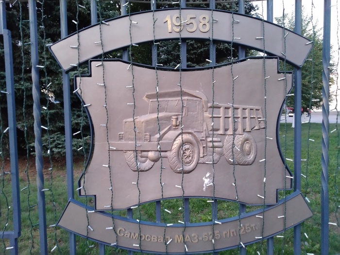 Карьерный самосвал МАЗ-525 4х2 задней выгрузки грузоподъемностью 25 тонн. Ёмкость кузова 14.3 м3. Мест: 2. Снаряжённый вес 24.4 тонн. Максимальная скорость 30 км/час. Двигатель: Д-12А 300 л.с. Произведено - 6021 экземпляр в течение 1958-65 г.