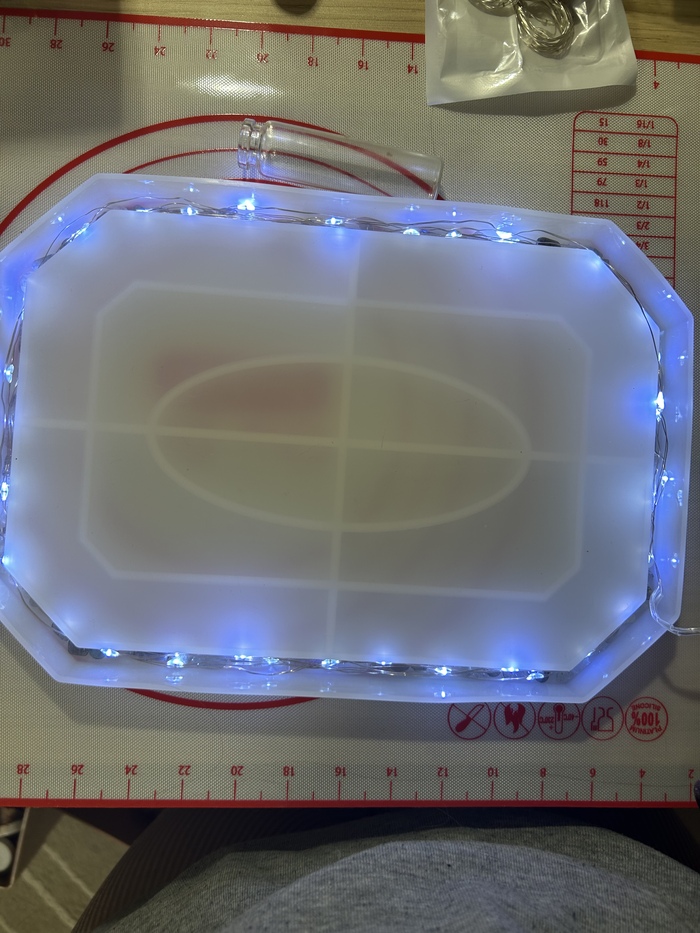 Тут проверяется работоспособность гирлянды, она уже лежит на лунных камушках