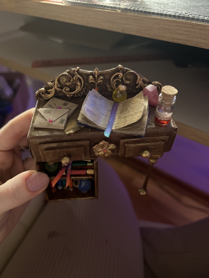 Ни один маг не обойдется без настоящего рабочего стола с кучей книг