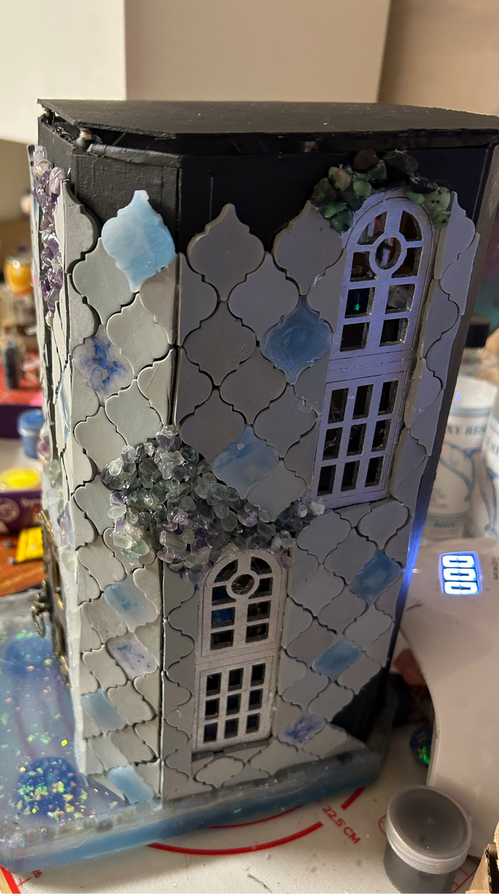 Башня выкладывалась долго, пару недель по паре часов на стенку