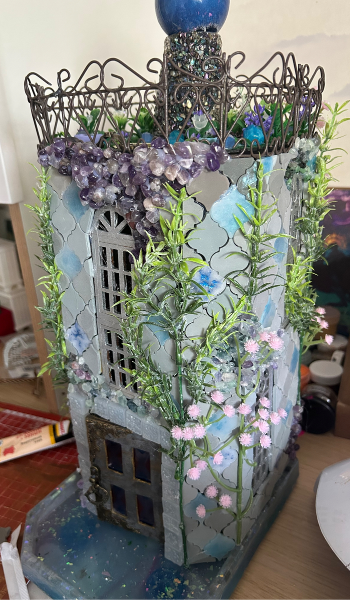 Последним украшением стал заборчик и растения, что закрыли собой некрасивые швы