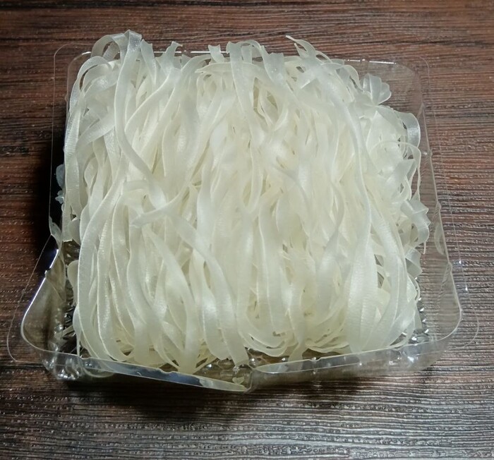 Внутри пакета был лоток, в котором все и хранится. Заваривать в нем я не стал)