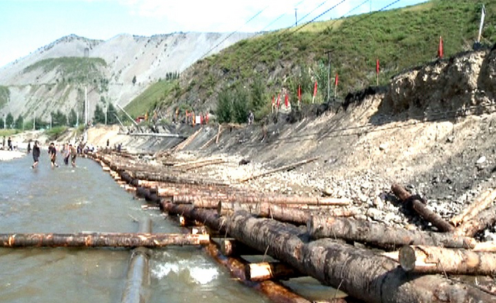 Свыше 100 жд участков залиты грязью, либо полностью смыты. Затоплены трансформаторные станции, прерваны электролинии. Разрушено оборудование средних и малых ГЭС, их дамбы и водные каналы. Потеряны 27400 гектаров обрабатываемых земель...