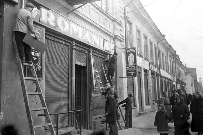 Освобожденная Одесса. 1944 г. Жители снимают вывески магазинов и учреждений, оставленные оккупантами.