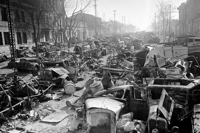 Улица Одессы усыпана обломками техники, брошенной немцами при отступлении из города. Фото - Георгий Зельма