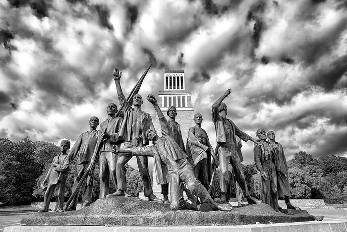 Мемориальный комплекс Бухенвальд в Веймаре (скульптурная группа Фрица Кремера)