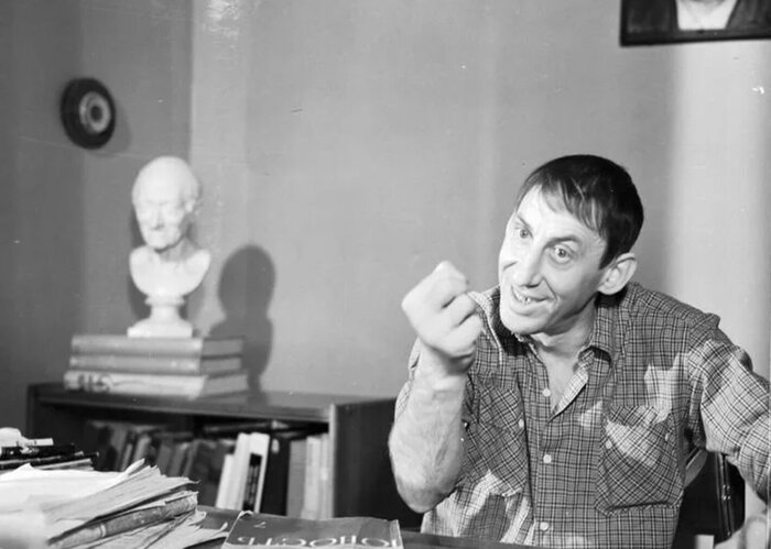 Владимир Басов в роли полотера