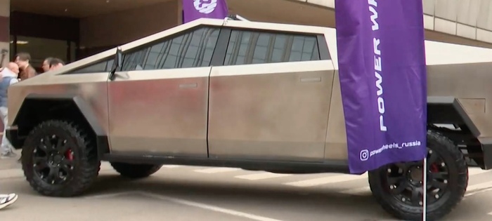 вырезал cybertruck с не очень удачного видео