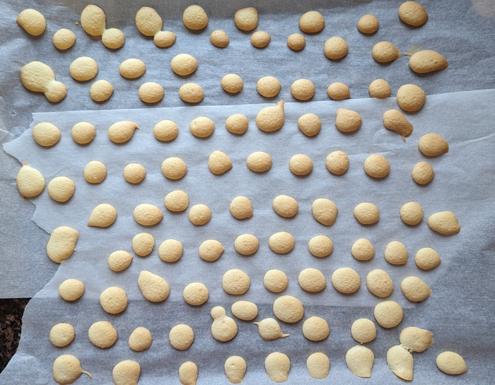 Бледные, слегка сырые, но при желании уже можно есть. Пс, не пинайте за пергамент - ножницы спрятались, пришлось отрывать на глаз