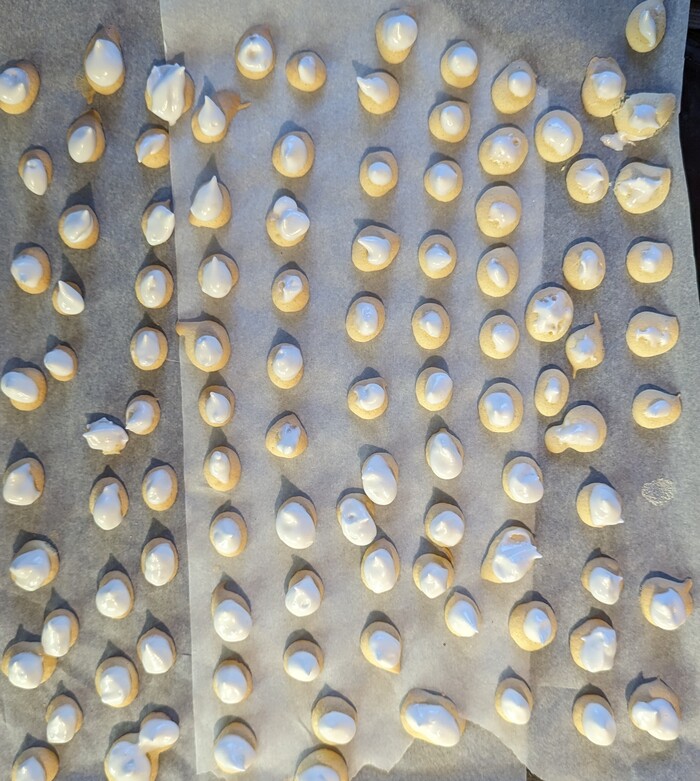 Справа заметны следы от падения печеньки - прилипла к крему и не хотела отпускать