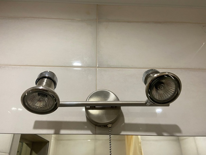 Очень нужна помощь по замене лампочки в светильнике | Пикабу