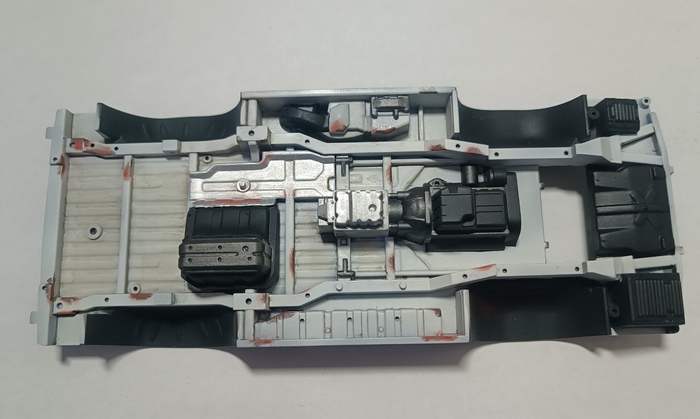 Начинаем снизу. С ржавчиной несколько перестарался как обычно. Хотя цели делать гнилое авто не было. С другой стороны, 91год и Митсубиси, чего это я переживаю XD