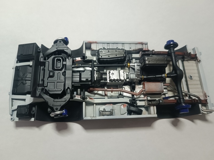 Добавилась ходовая часть: подвеска, ступицы с тормозами, раздатка, карданы, мосты, выхлоп, второй бак.