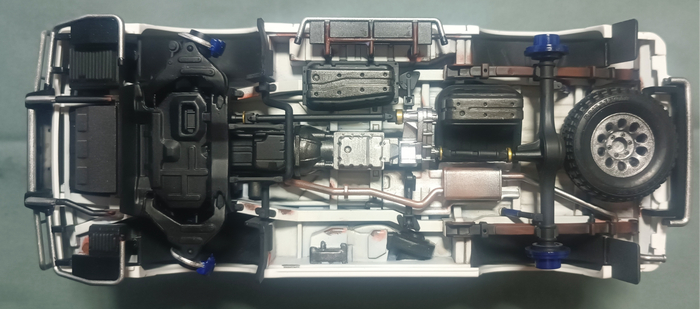 Подножки, запаска, защита двигателя и прочие железки.