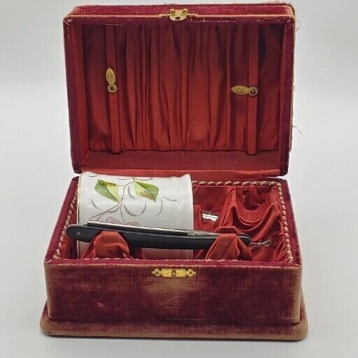 дорожный футляр с бритвенными принадлежнастями