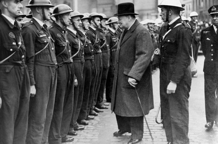 Премьер-министр Великобритании У. Черчилль инспектирует свои войска.