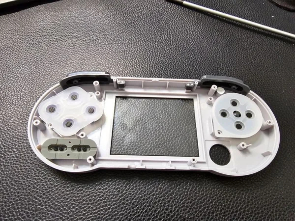 Передняя крышка. Подойдут резинки даже от оригинальной консоли, только тут есть отверстие ещё и для стика 