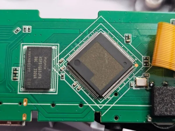 Процессор: HCSEMI B210 со спиленной маркировкой: одно ядро MIPS, работающее на 918 МГц (до сборок августа 810 МГц). Продавцы на Али пишут какой то выдуманный процессор которого не существует в природе.