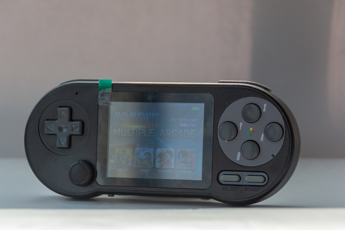 Лицевая панель устройства. Помимо обычных навигационных клавиш, ещё присутствует стик, что очень удобно. Классические кнопки XYBA и как по мне очень удобная крестовина. Так же клавиши start и select позволяют выходить из эмулятор и использовать сохранения.
