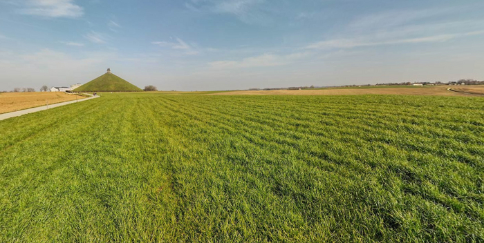 Равнина Mont-Saint-Jean с видом на Холм льва ( отмечает место на поле битвы, где пуля попала в плечо Вильгельма Фридриха Оранского и сбила его с лошади во время битвы).