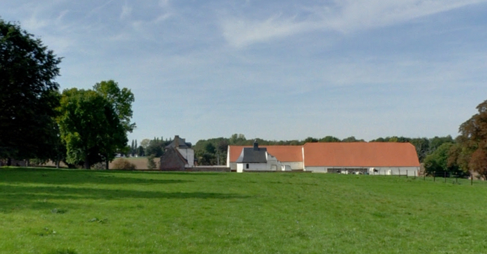 Ферма Гугомон - непосредственно примыкает к полю битвы