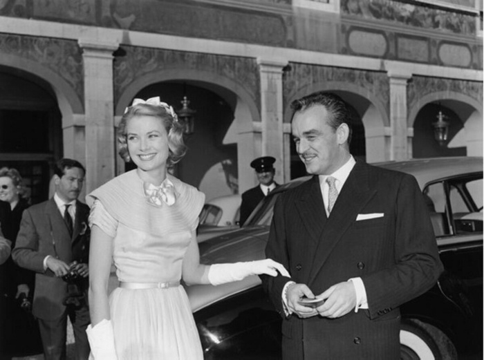 Келли и Ренье принимают поздравления незадолго до свадьбы