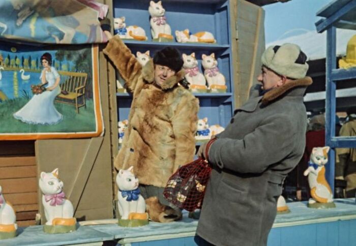 - Налетай, торопись, покупай живопись!- Срамота! - Одну минуточку, Имеется вполне нейтральный сюжет, рекомендованный даже в употреблении в детских учреждениях