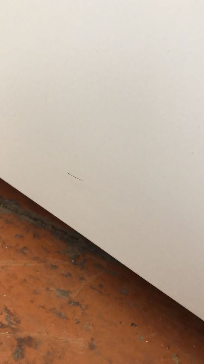 Глубокая царапина на боковой поверхности