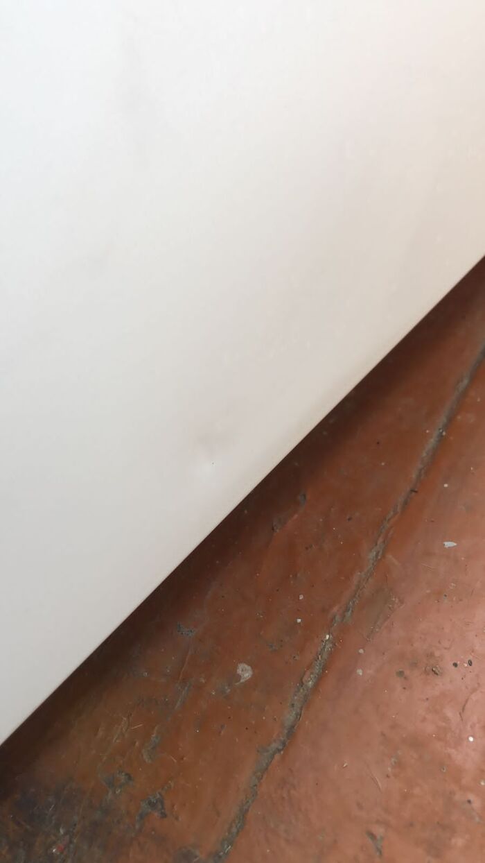 Здесь видно вмятину