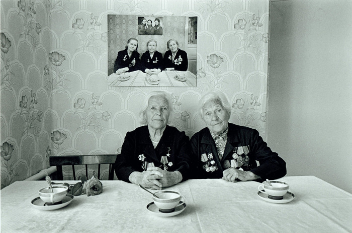 Фото - Павел Кривцов, 2001 год На месте Анны Чекрыгиной - роза...