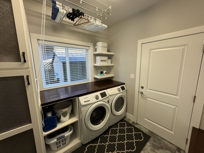 Прачечная - справа дверь в гараж