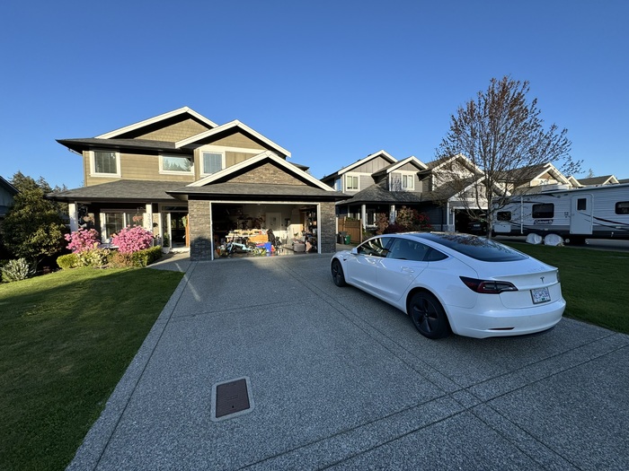Перед домом легко поместятся 4 машины. Т.е. в сумме можно разместить 6.