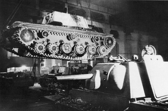 Ремонт советских танков на Кировском заводе в Ленинграде. На фото на переднем плане танк Т-34, краном перемещается КВ-1.