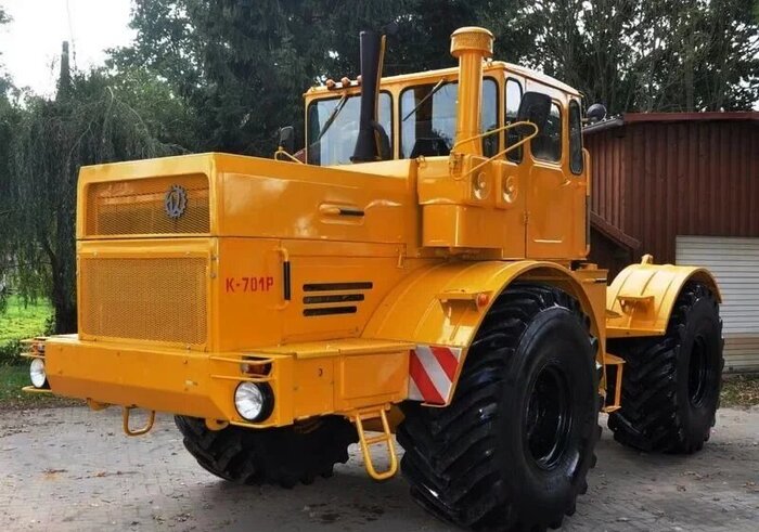 Самая популярная и известная модель трактора Кировского завода "Кировец" К-701.