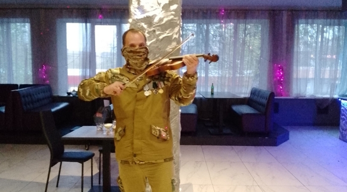 Александр Глазов давал задания подросткам перебегать пути прямо перед поездом и свешиваться с крыши, теперь учит детей патриотизму