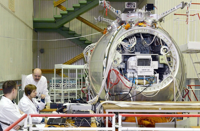 Бион-М2 во время испытаний. В этом шарике животинам придётся жить целый месяц, после чего он должен вернуть их на Землю в целости и сохранности.