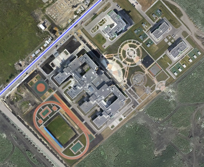 Здесь на спутниковом снимке сама школа и находящиеся рядом здания поликлиники (вверху по центру) и двух корпусов современных детских садов (правый верхний угол). Территория стадиона и зоны отдыха принадлежат школе.