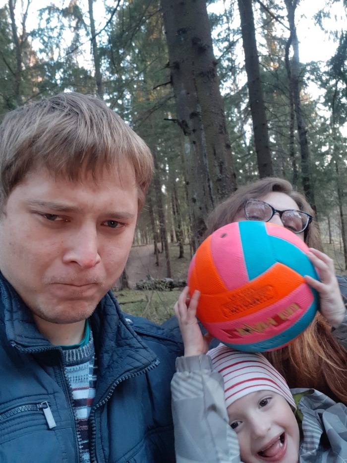 Это любимое фото, тут все мы(младшая в пузе в кадр не попала)), Юсб здесь, а я Никита мячем побита))